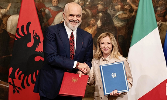 Meloni signe une convention avec Albanie