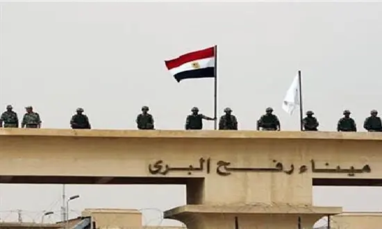 des soldats egyptiens postes aux portes de Rafah